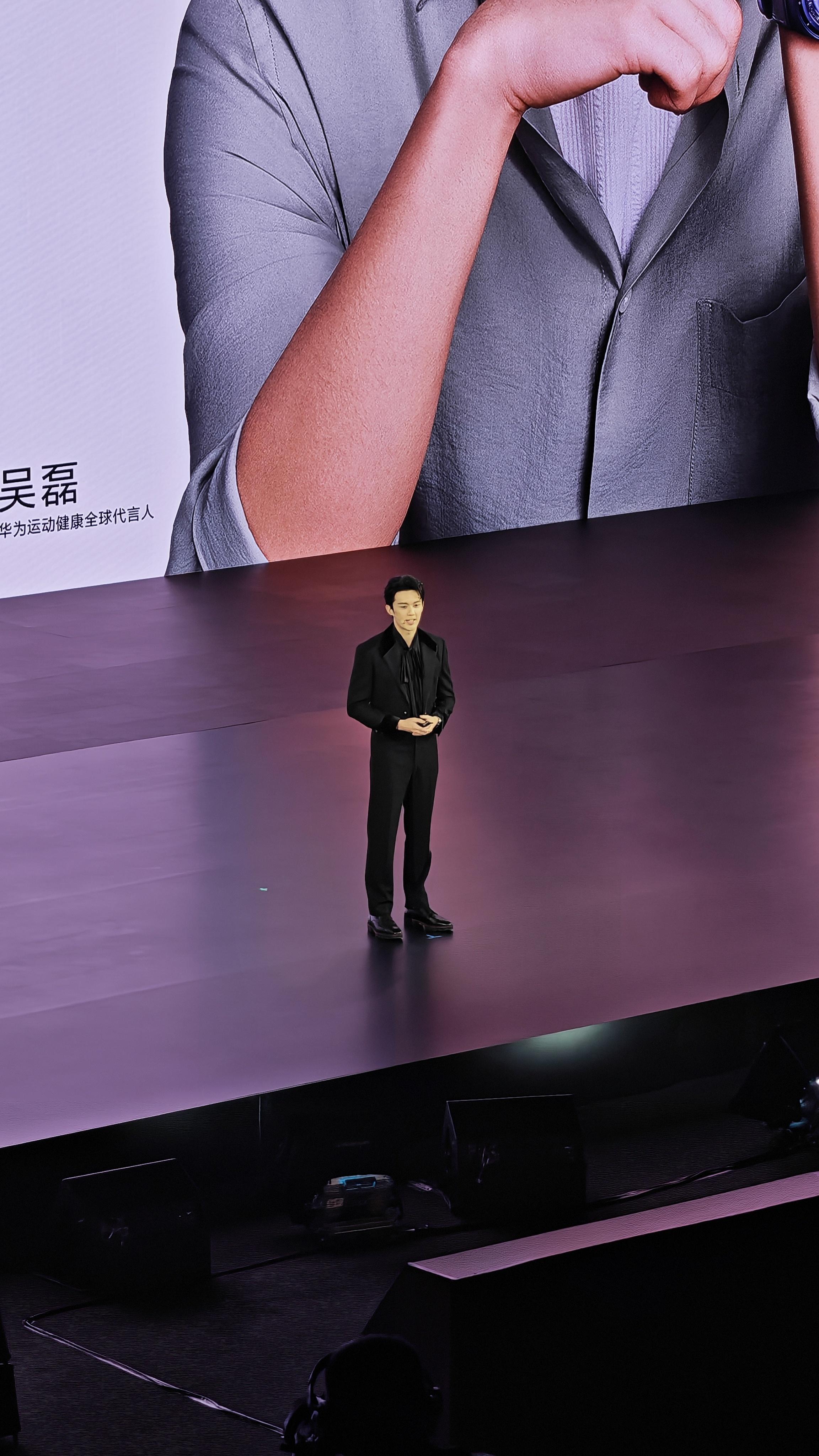 吴磊 我的屁股变得开朗了今天吴磊也来华为发布会现场了，弟弟已经长大成精神小伙子，