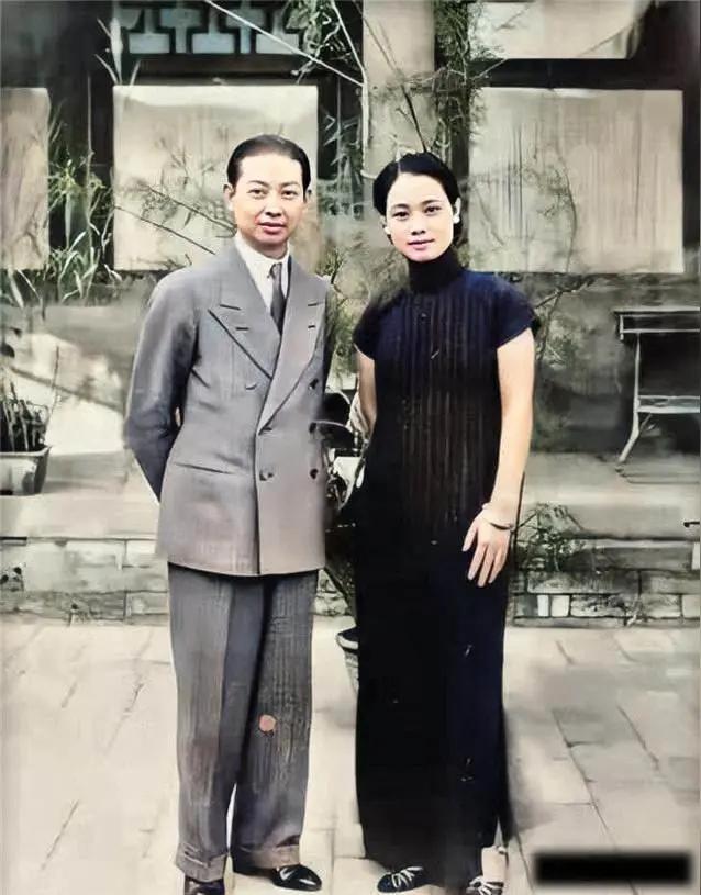 王铎：梅兰芳这是和谁在一起？
我是搞不懂，梅先生当时很年轻。他旁边的人，是谁呢？