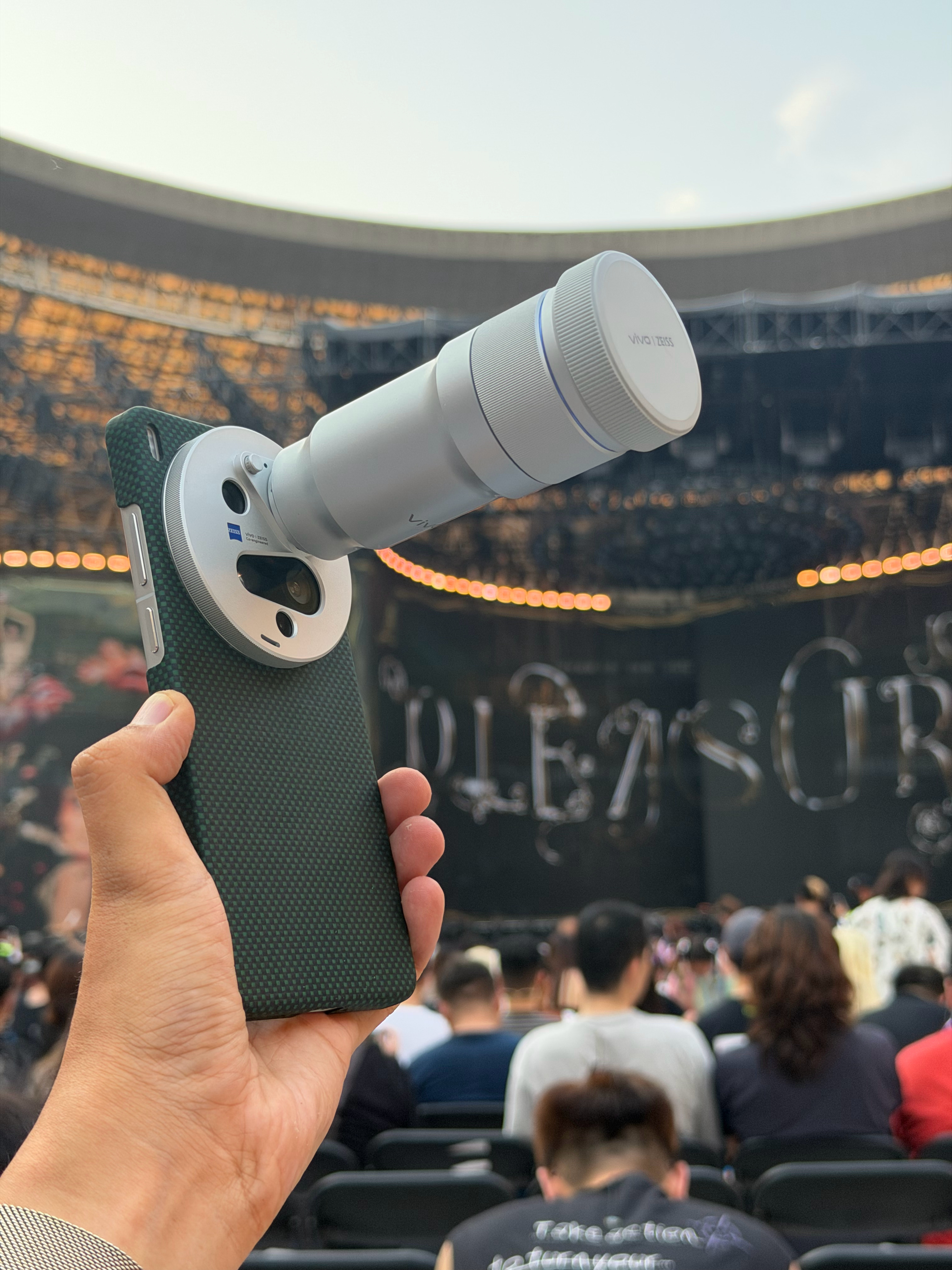 来看一场蔡依林演唱会。还没开场，已经有好多人问我 vivo X300 Ultra