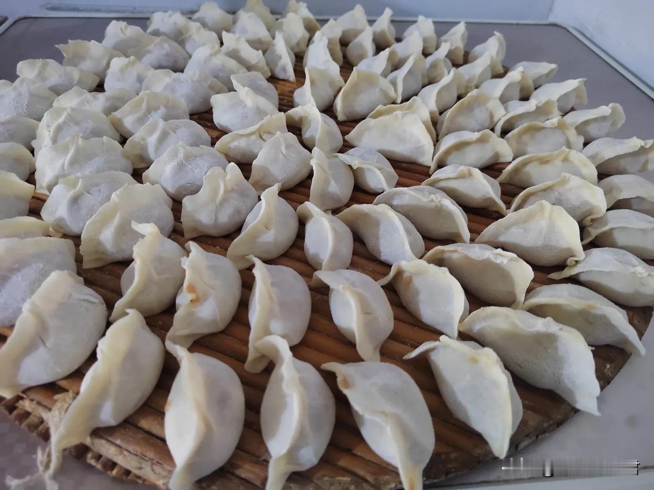 吃饺子啦！吃了不掉耳朵！昨天娘就打来电话，让给她擀片，来包冬至的饺子。她的胳膊还