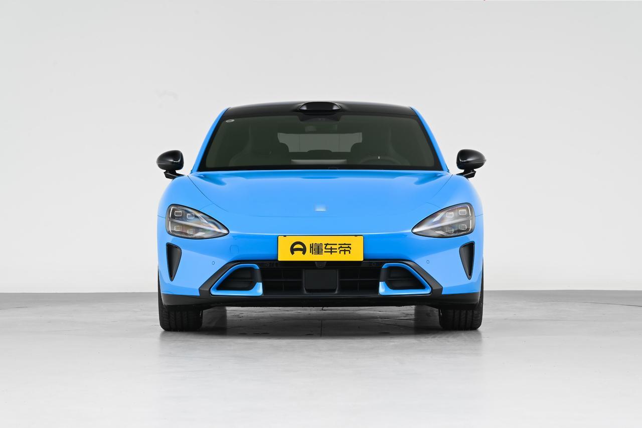 谁看了不说一句小米懂年轻人！新款 SU7 的卡布里蓝配色十分惊艳，帅气的外观就像