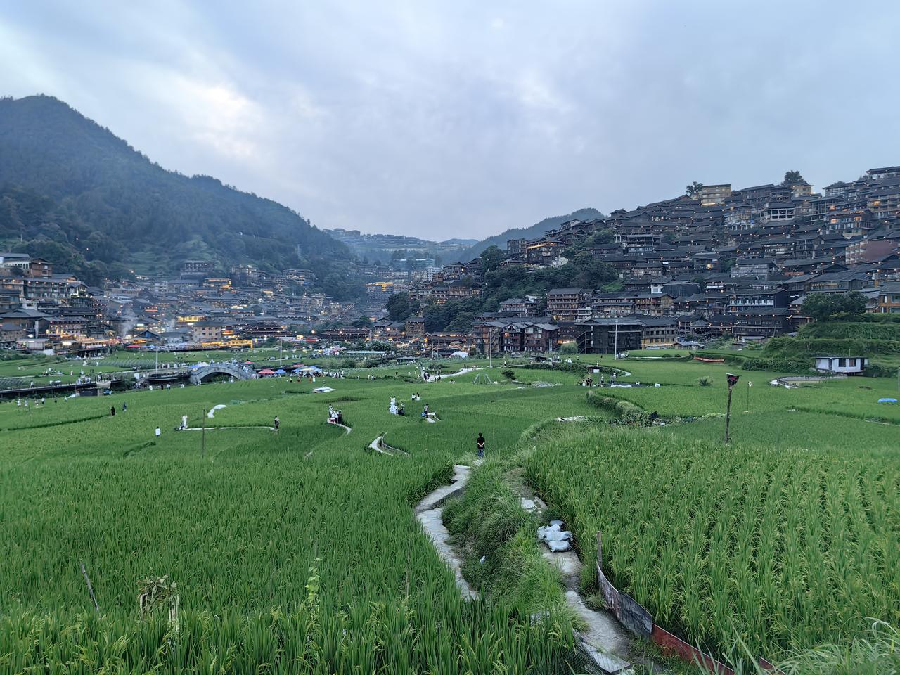 今天股市不开盘是个好事。因为最近A股下跌的有点快，风险已经远远的大于机遇了。
 