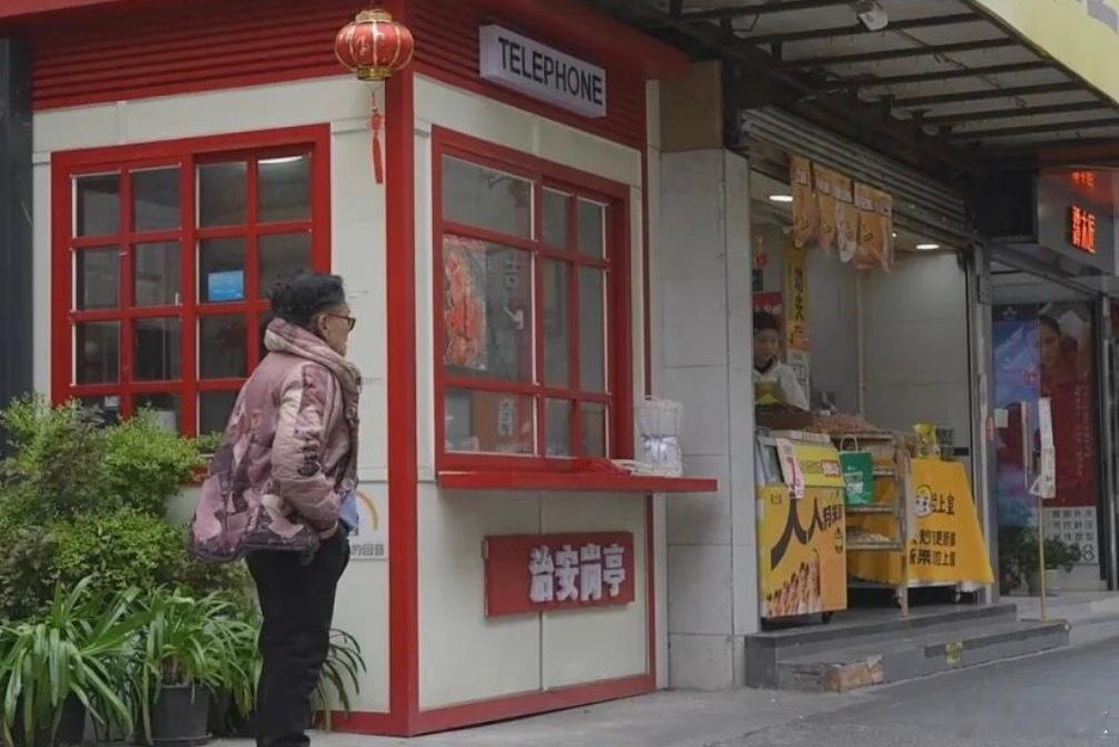 最后一座公用电话亭在上海福州路的街角，时间仿佛被那方小小的玻璃格子留住了。这是全