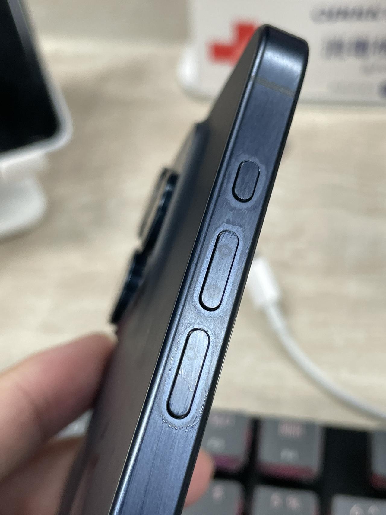 iPhone15 Pro这个蓝色钛金属的配色，对有手汗的小伙伴好像不太友好。[我