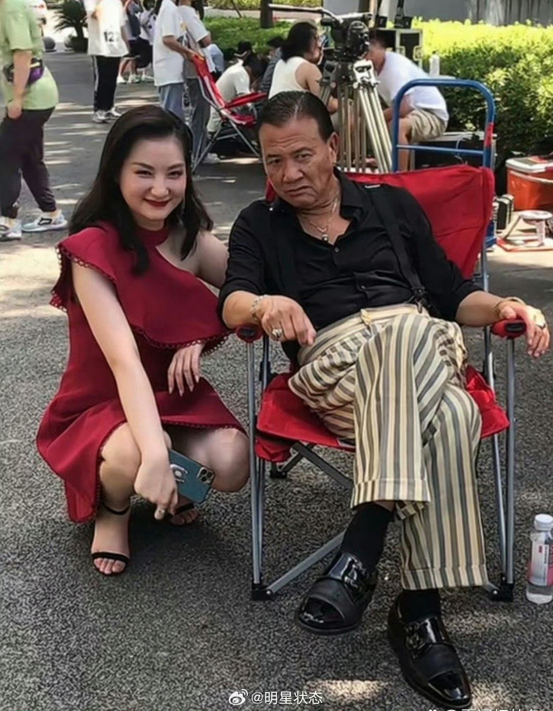 万梓良虽然老了但身边永远不缺美女 ​​​