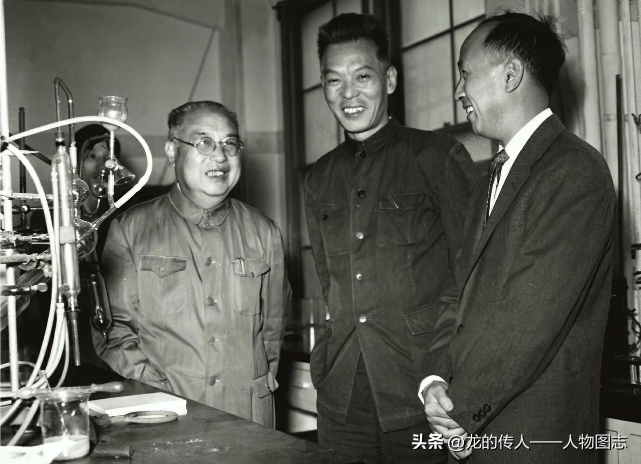 1955年10月23日，中国科学院上海植物生理研究所副所长殷宏章（中）邀请钱学森