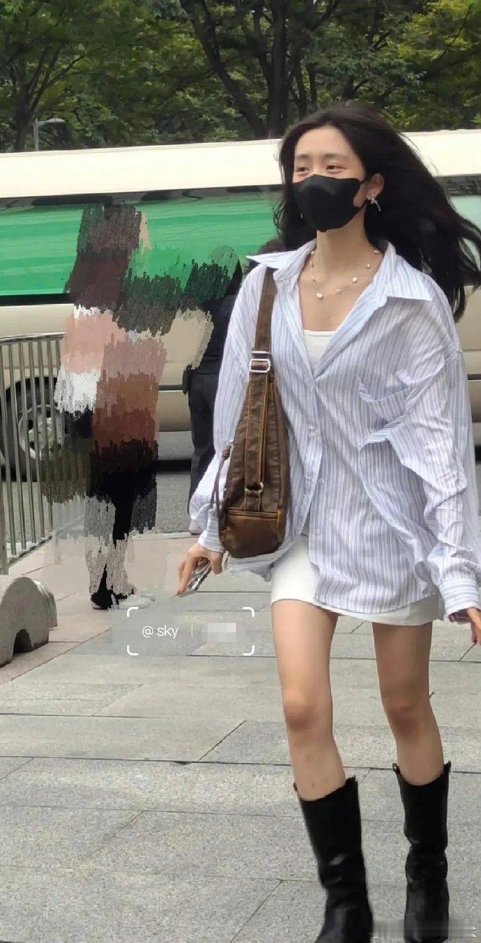 黄多多路人偶遇照引关注，若她出道我必买股！buff叠满：养成系、星二代出身、超绝