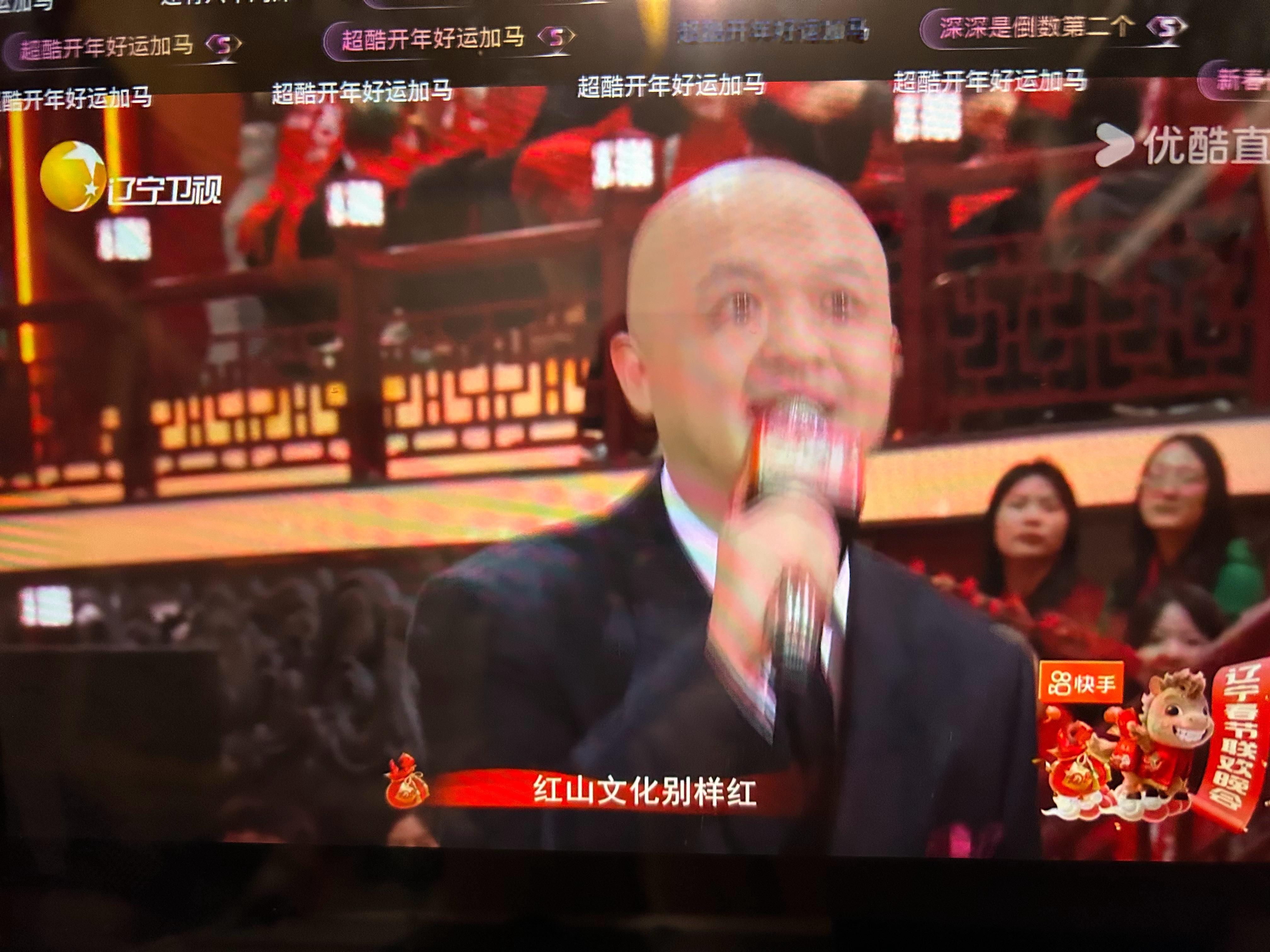 包贝尔一家三口就纯纯是来播广告的吧，唱个歌一直不停地抬头看提词器.....一点都