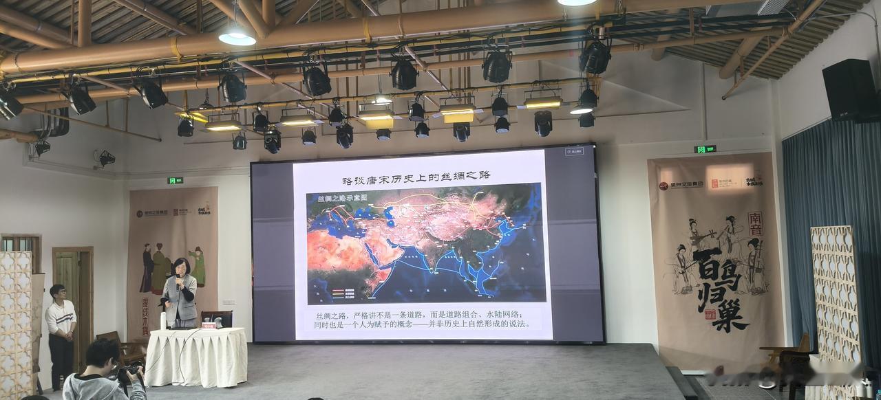 今日有幸聆听北大邓小南教授的讲座，收获满满，更满心敬佩。76岁高龄的她全程站立，