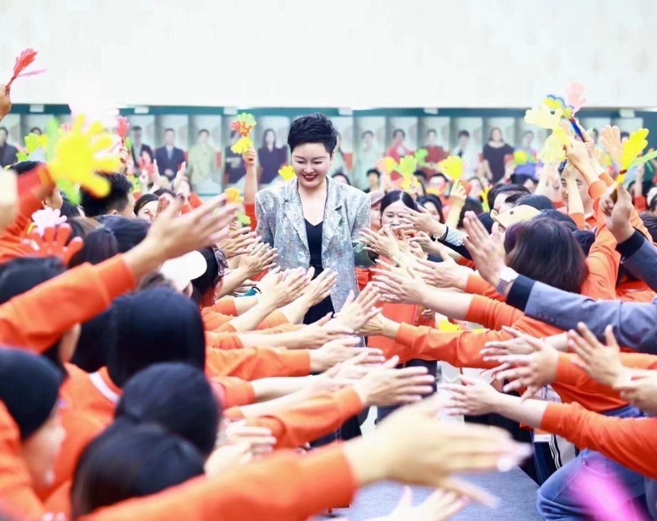 新闻8点见丨大熊猫“晓晓”“蕾蕾”到家了；尼帕病毒会传染到国内吗？