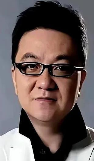 董路又开炮了，这次对准的是自己足球小将的家长。

起因挺简单：小球员李昊炎妈妈接