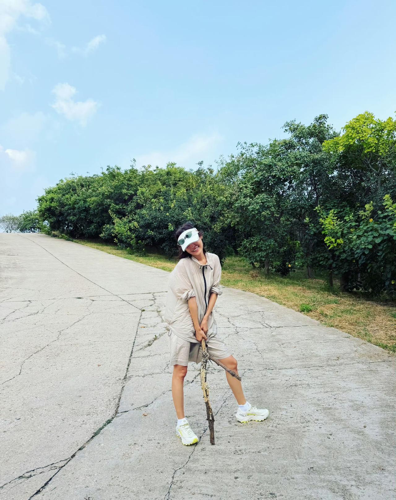 辛芷蕾晒美照
身穿休闲套装的她
穿越在奇特的风景中
自成一道风景线
美得如此与众