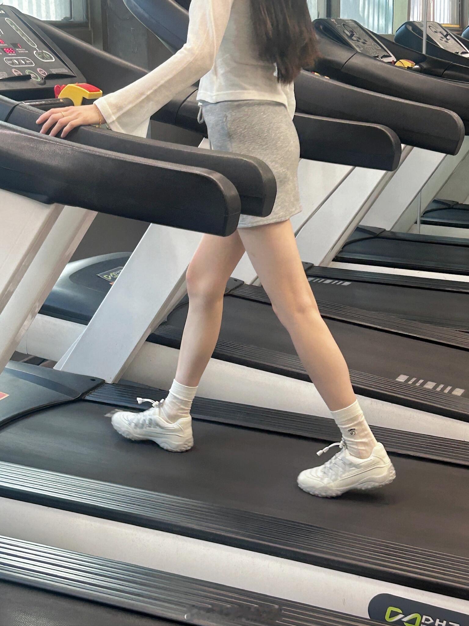 瞬间对老爹鞋下头了。。。。|||健身房的时候看到一个女生穿的白色芭蕾鞋好好看，回