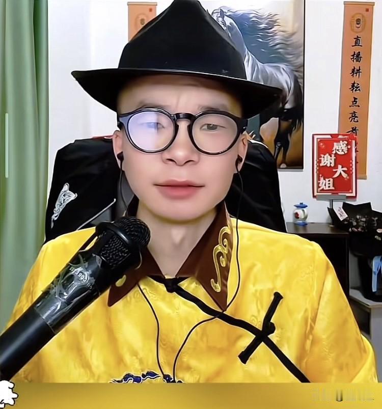 这货挨打以后，
开始给苏菲老太太起灵了！
看看这蔫货多坏！

男人跟男人之间的斗