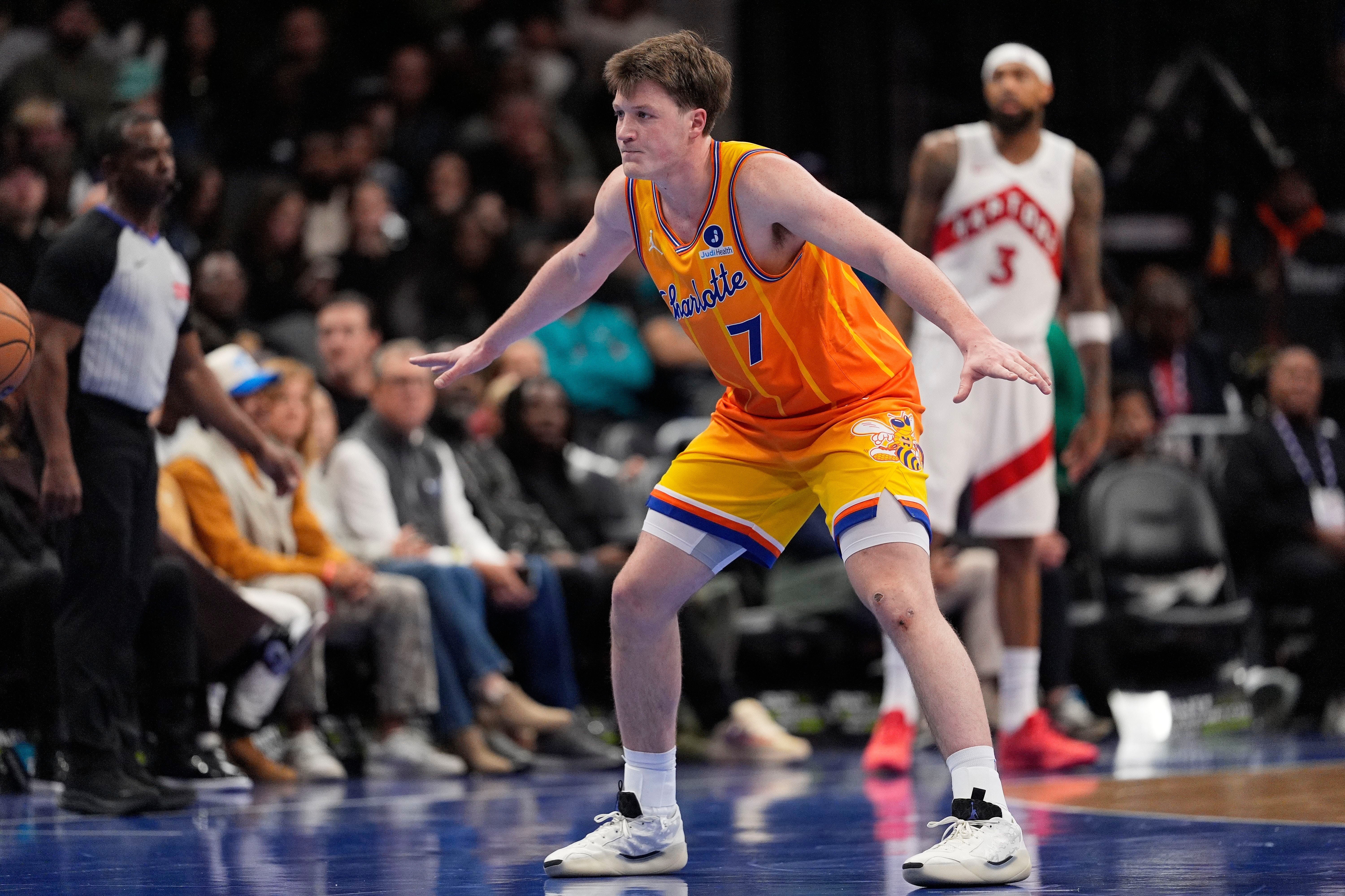 绝平三分拖进加时！克尼佩尔10中5拿到20分6板4助2断 三分7中4黄蜂终结猛龙