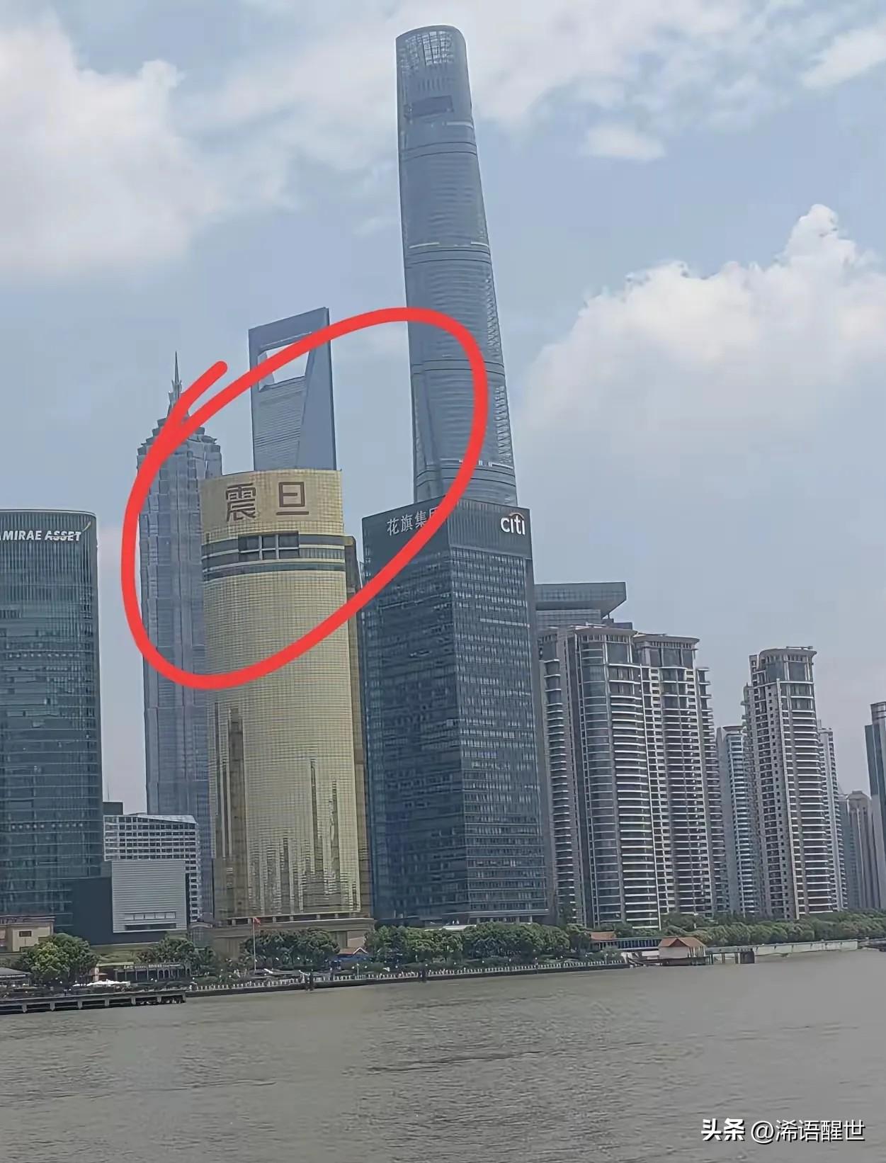 有网友路过上海陆家嘴都好奇，这座比花旗银行还高的震旦大楼到底是干嘛的？旁边上海三