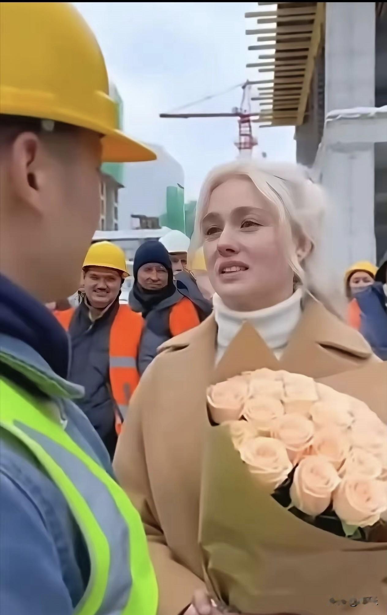 “这也太浪漫了吧！”
俄罗斯姑娘在工程结束前，捧着束鲜花凑到在俄打工的中国小伙跟