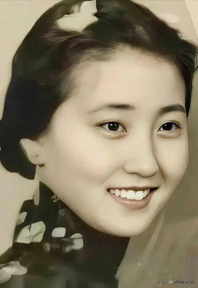 被蒋英的人生狠狠惊艳到了！

原来真有“岁月从不败美人”的活例子，说的就是蒋英啊