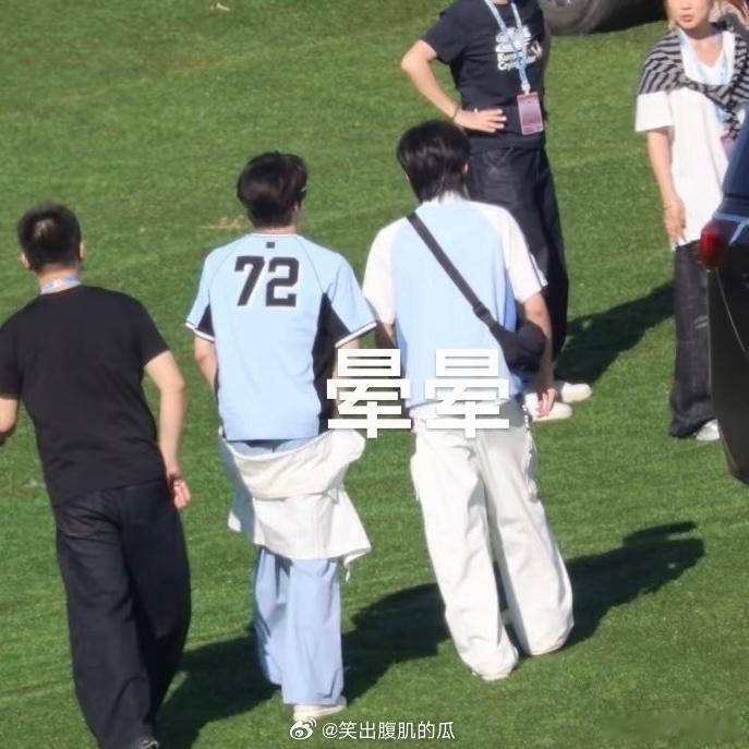 宋亚轩刘耀文北京西游2路透宋亚轩刘耀文北京团综并肩走一路相伴前行，团综录制日常被