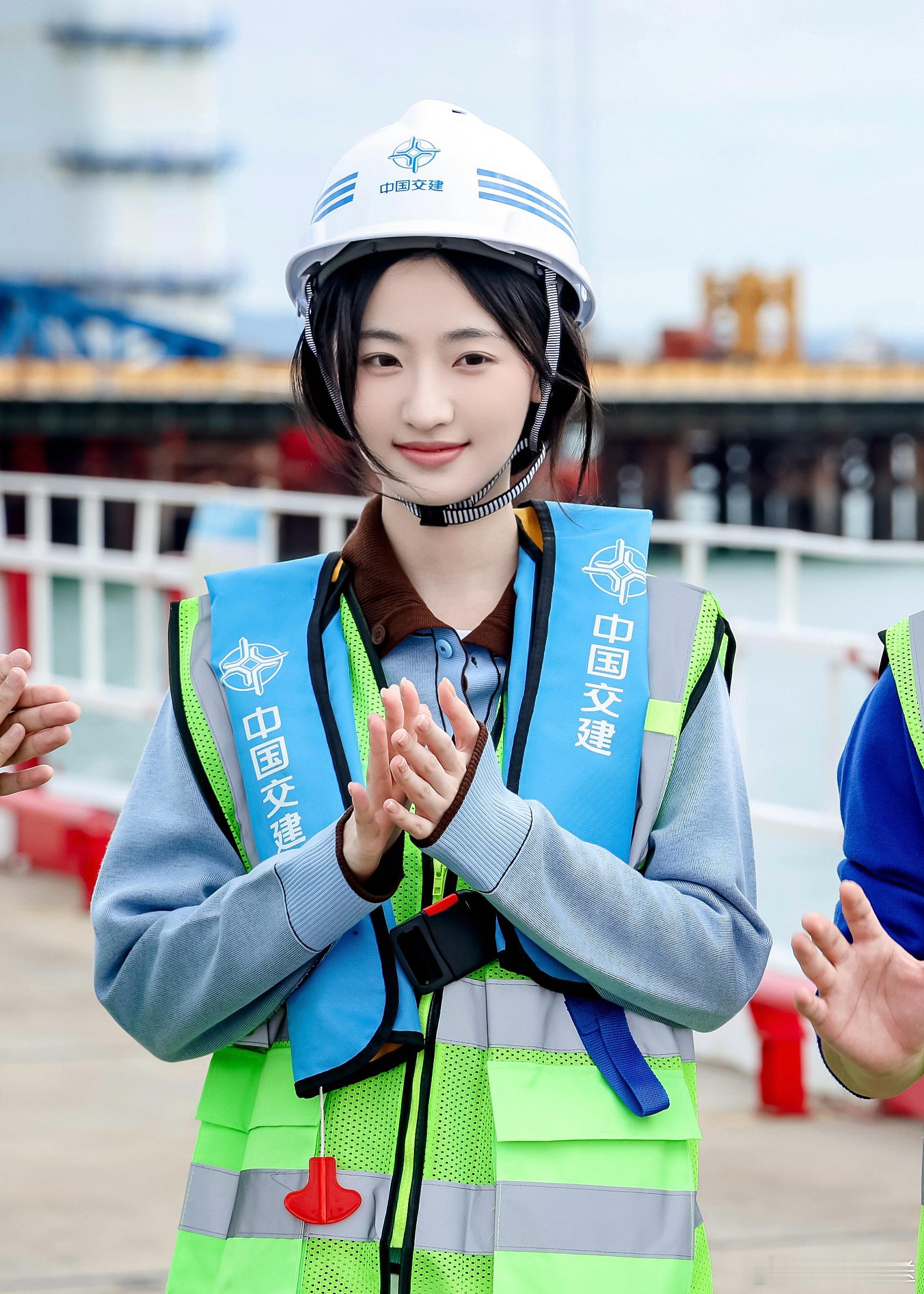  《暗河传》里古灵精怪的小神医杨雨潼，一键切换建桥女工模式。看这安全帽、工装手套