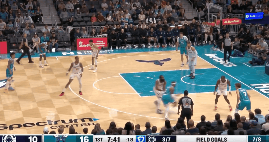 快船防守缩影，哈登被过掉，祖巴茨补防，内线漏人



快船防守还是很糟糕，面对黄