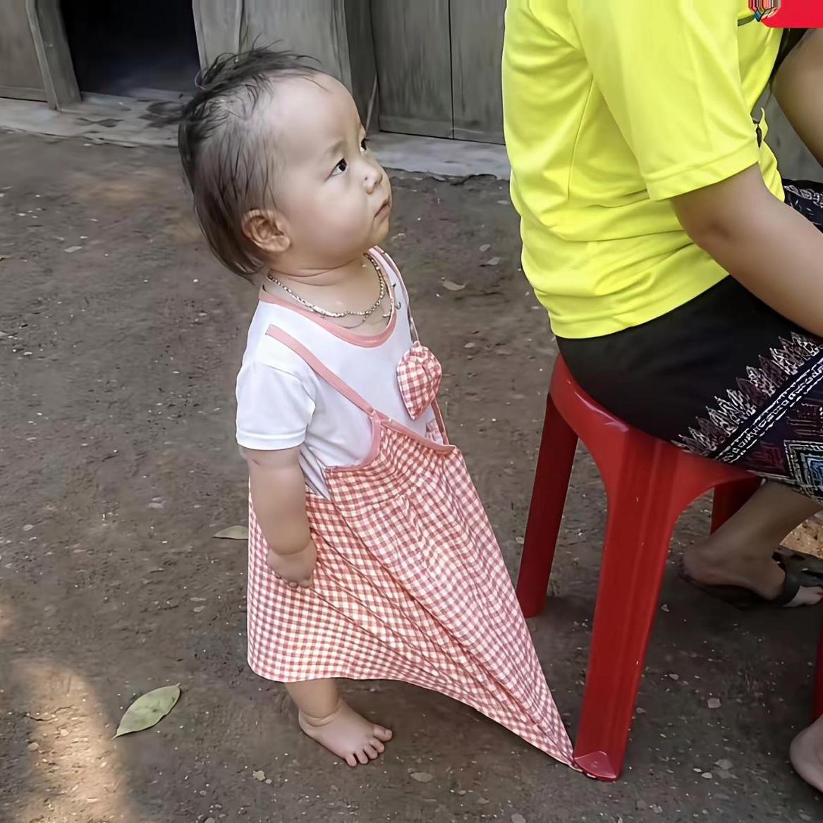 萌娃裙角被凳子压住，反应太治愈
 
被这个小宝宝给萌化了！小裙子边角卡在凳子下面