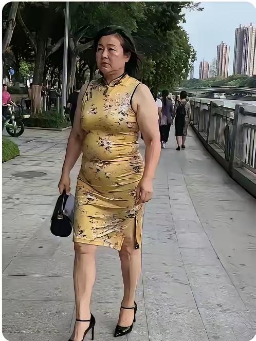 的确，老年人穿衣讲究合适很有必要。之前在商场，我看到一位大爷穿了条特别紧身的牛仔