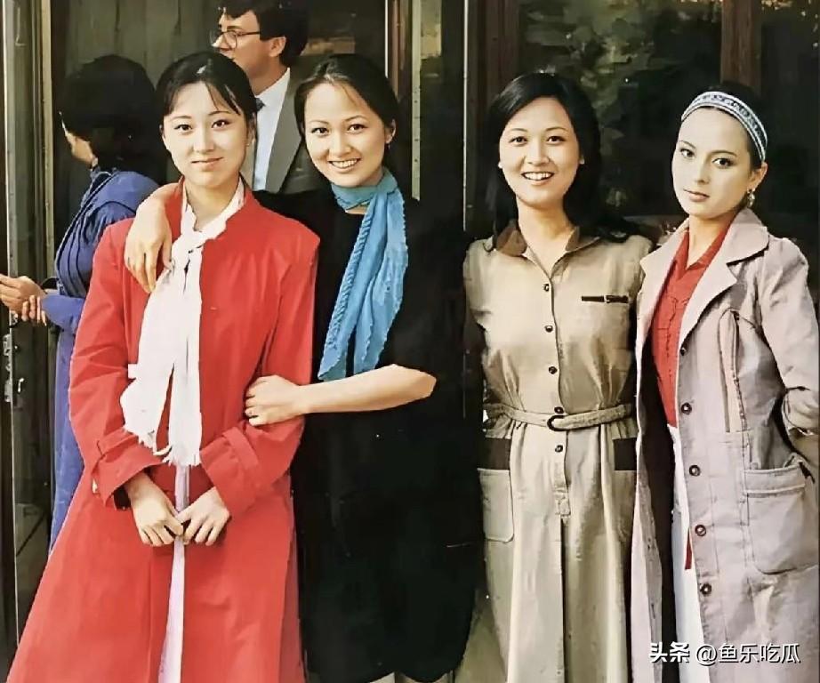 《红楼梦》演员昔日的合照，让人凝视之久，不禁忆起《红楼梦》中的经典片段。那画面，