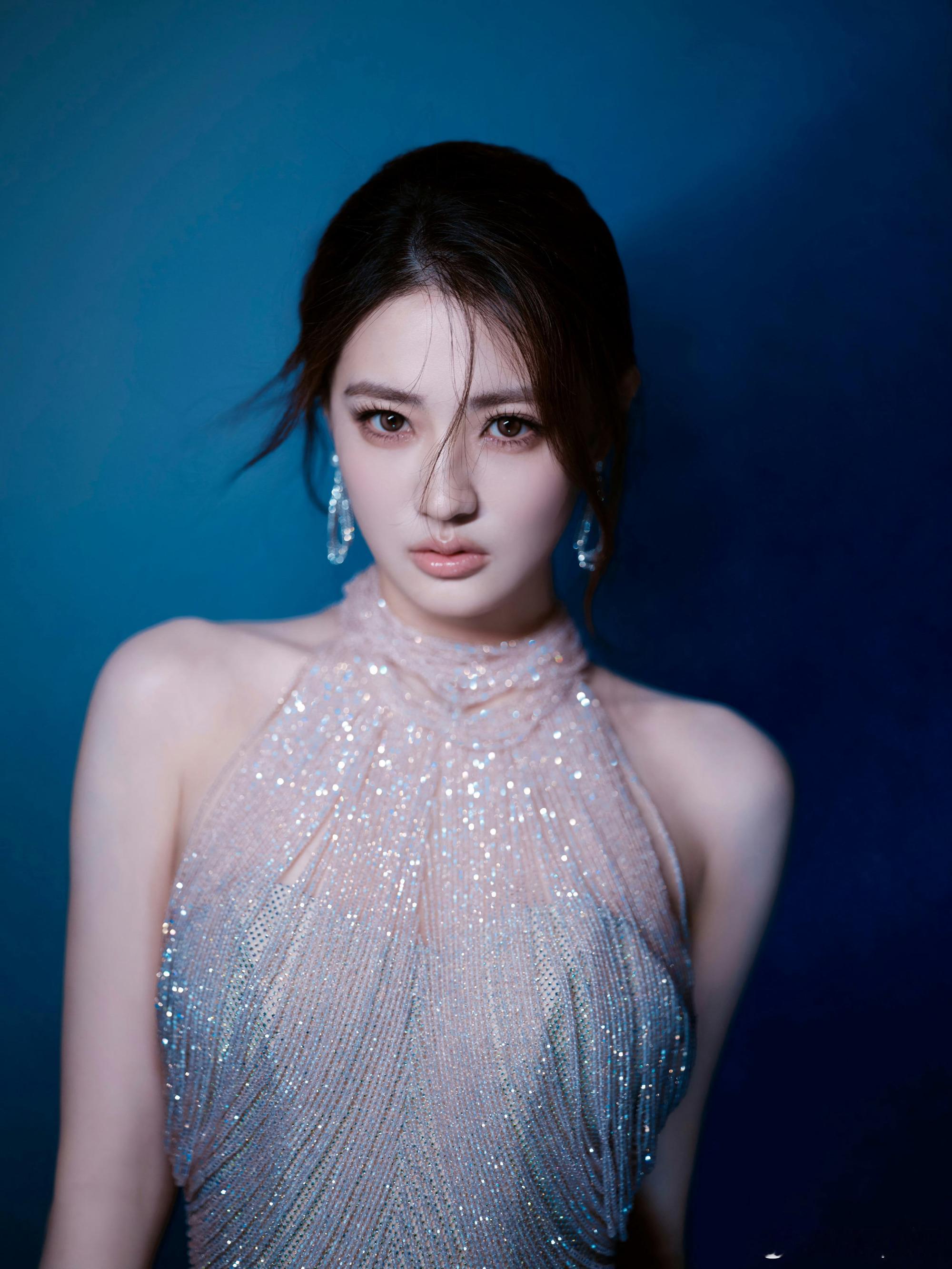 这个身材这个颜值，太美啦，一群洋娃娃里面出了一个东方美人！好吃徐璐的颜，香香软软