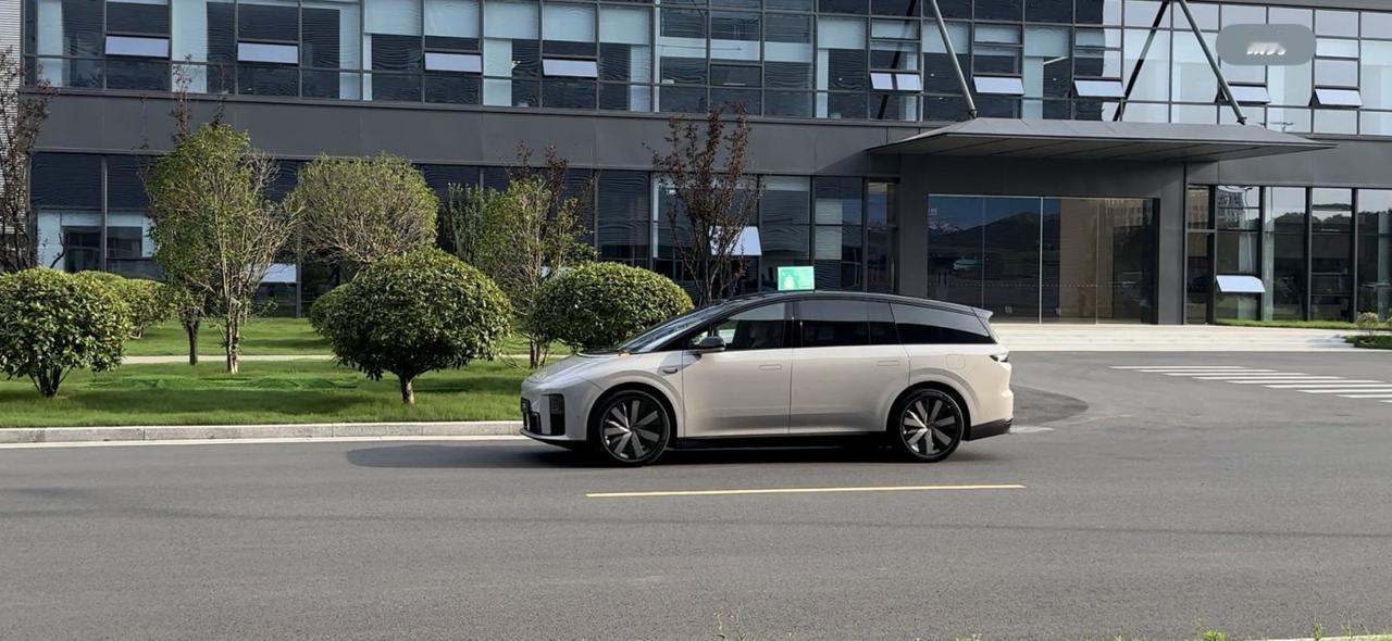 理想i8路照，感觉还是很像MPV，你们觉得呢？接下来的2天中，i8会出现在上海迪