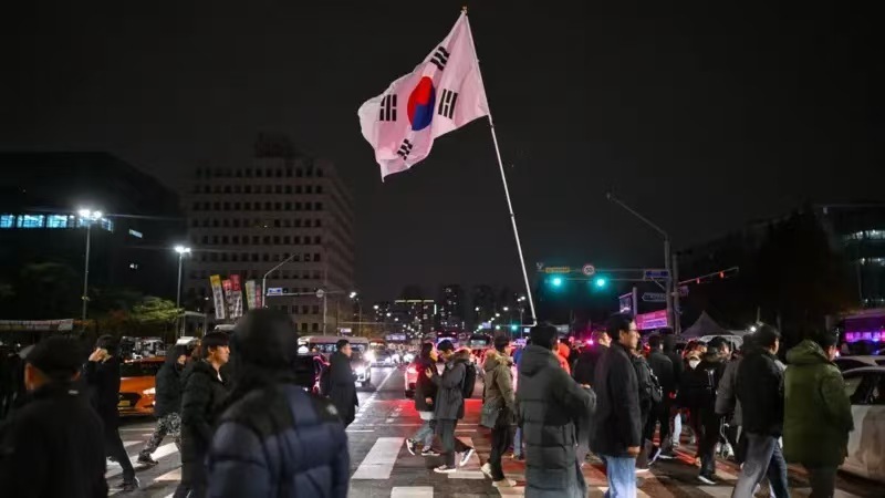 尹锡悦支持者反对者对峙升级  韩国警方将执行尹锡悦逮捕令 围绕逮捕总统尹锡悦的争