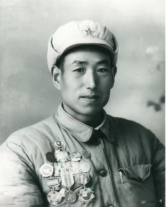 1951年，志愿军侦察排长刘庆亮奉命率领一个班战士，深入敌军防线后方执行抓捕俘虏