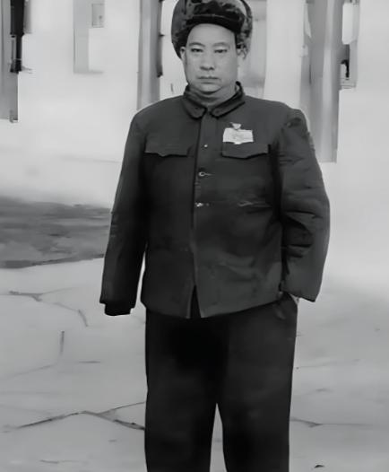1938年，贺炳炎去收编一支民众自卫队，对方首领原是东北军出身，仗着手上有700
