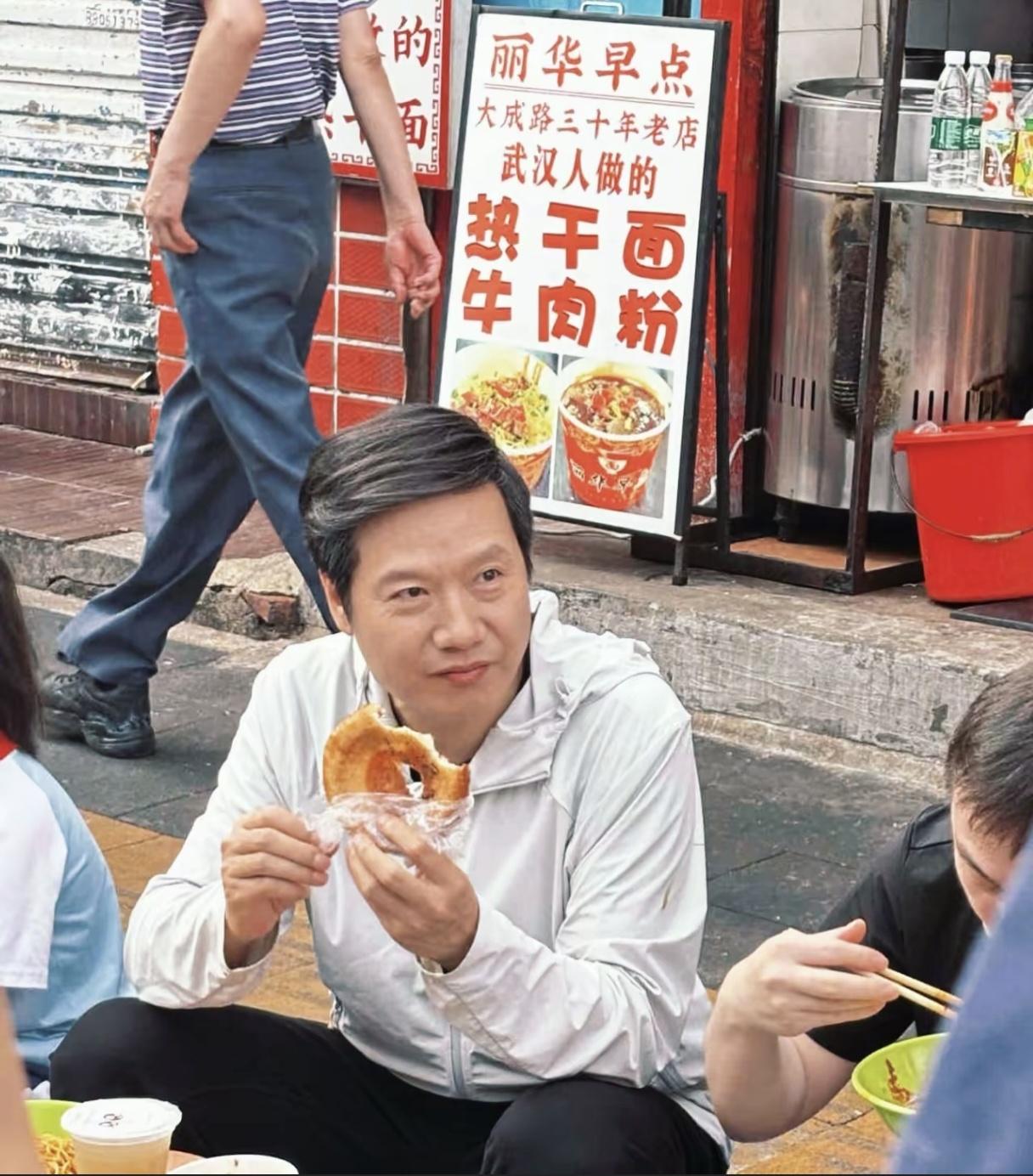 雷军今天早上在武汉街边吃早饭
雷军全国人大代表
小米集团创始人
顺为资本董事长