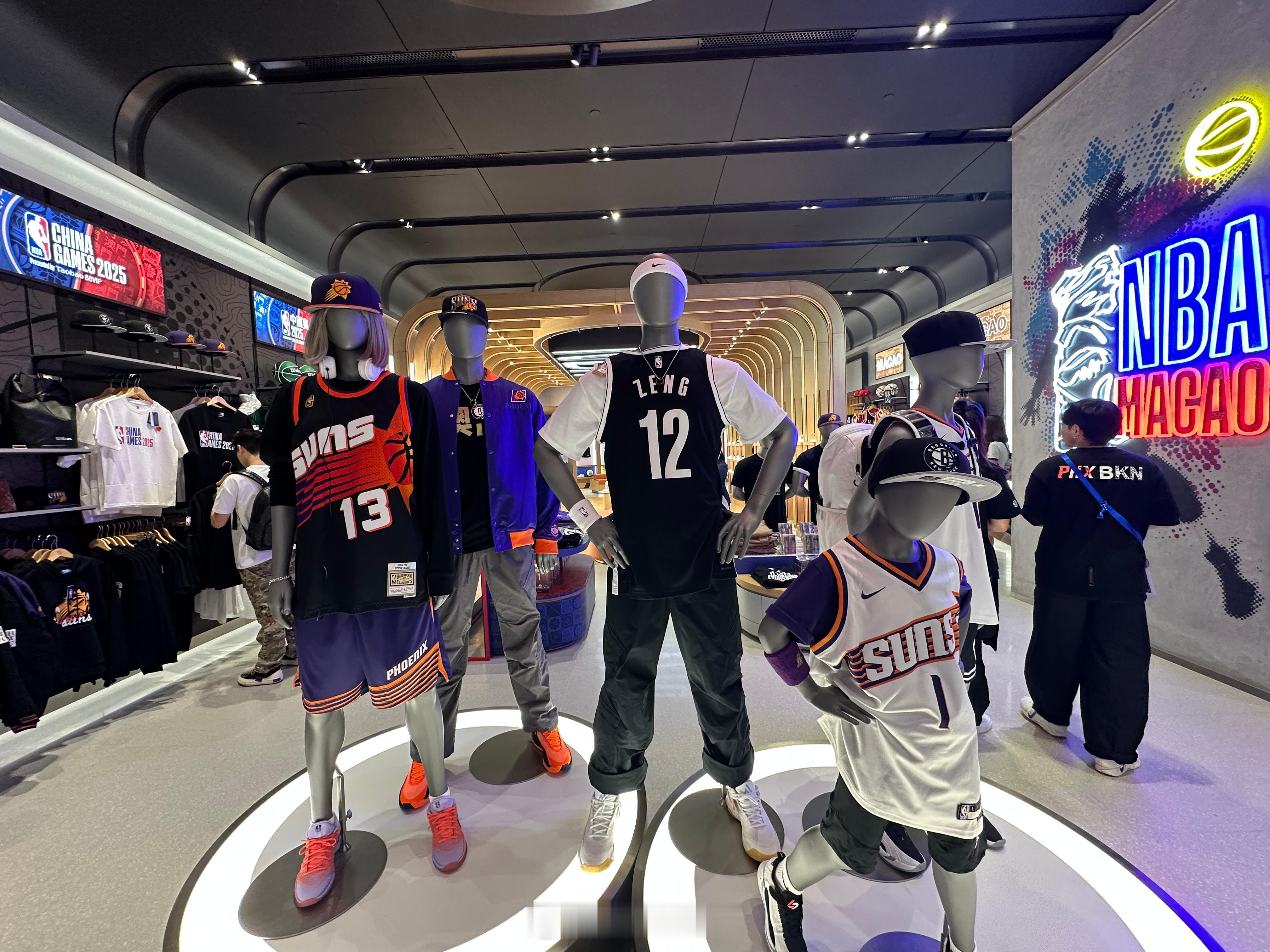 NBA中国赛2025NBA澳门旗舰店，小曾球衣就剩模特这件了，不卖！还补货吗？店