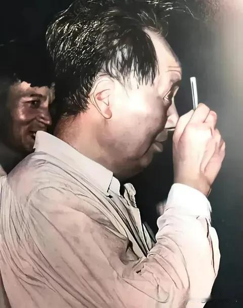 今天看到毛主席这张照片被感动得热泪盈眶，这是毛主席在1953年2月19日考察湖北