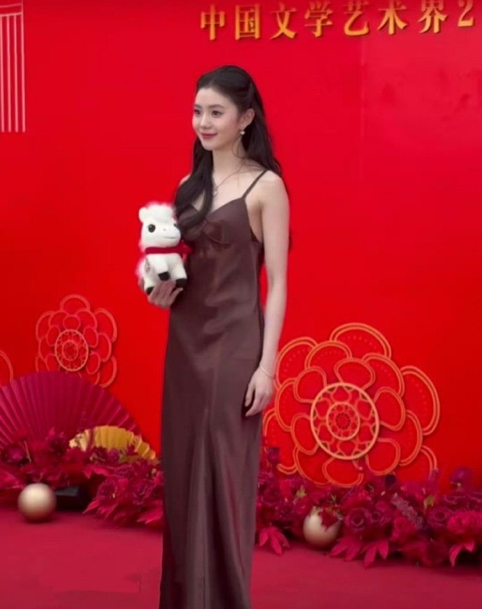 刘浩存百花迎春造型路透刘浩存百花迎春录制造型路透刘浩存好美哦 