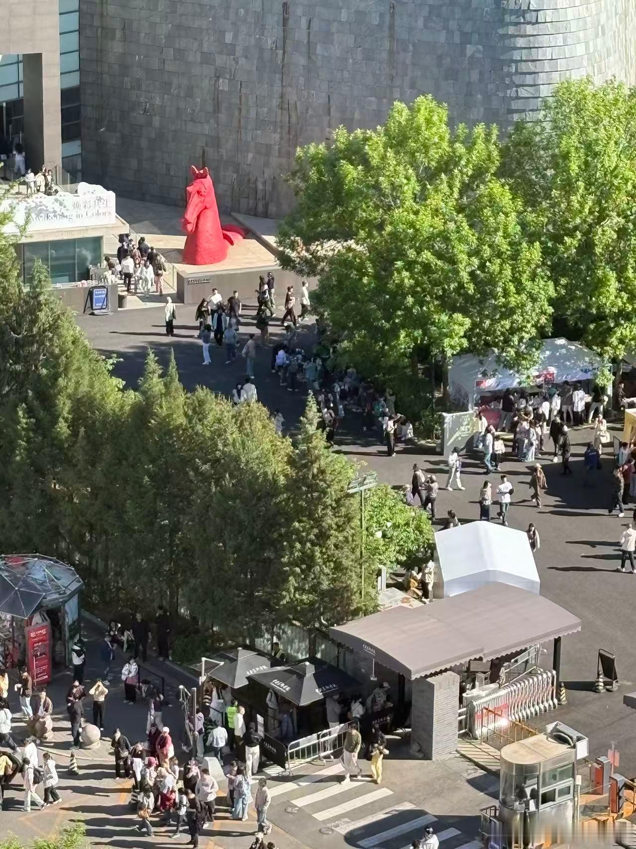 北京遛娃看展必打卡央美毕业展五一期间的央美毕业展人气爆棚！校园内人头攒动，校门口