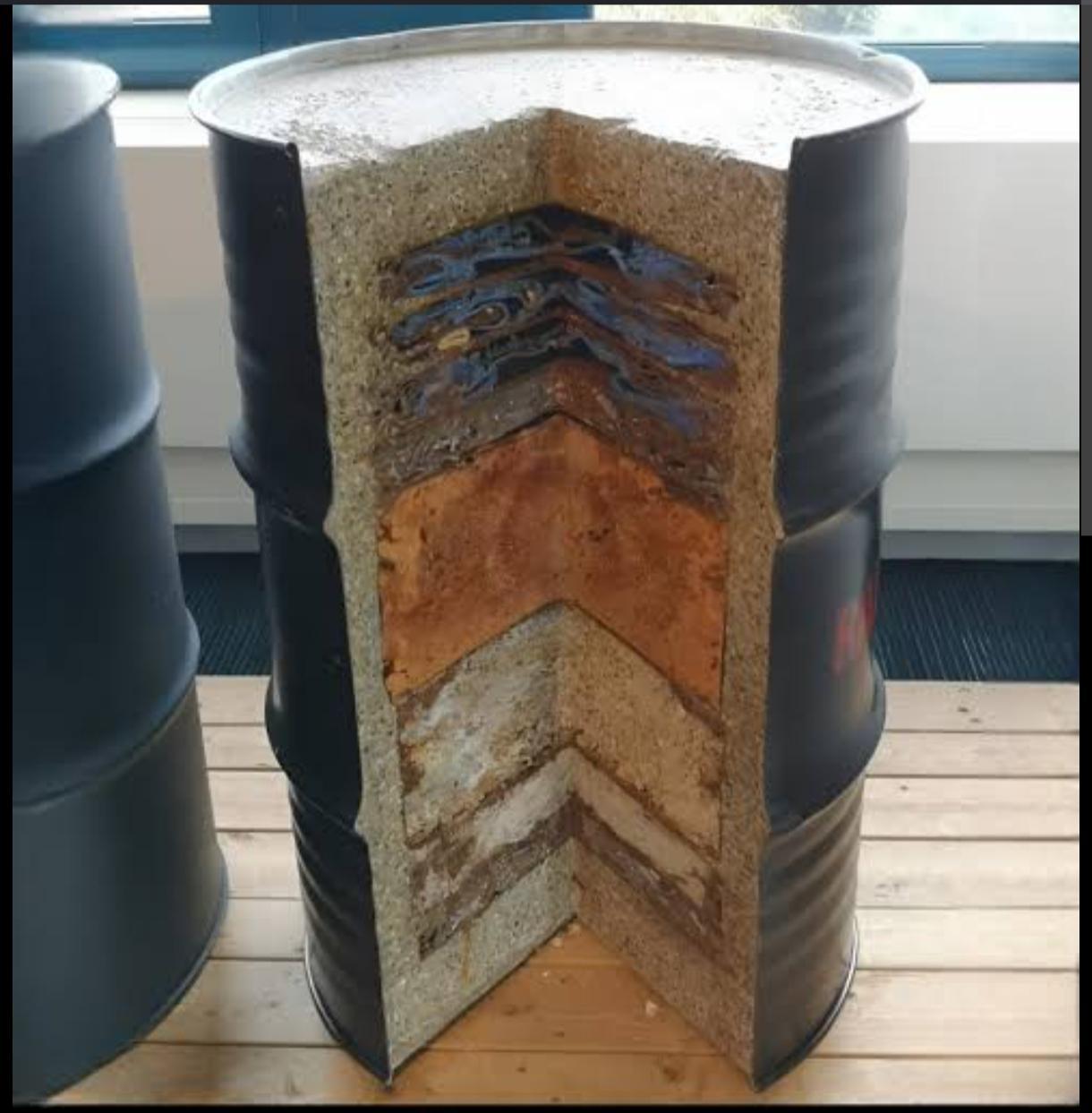 这是核废料桶的剖面图，像层层堆叠的蛋糕，但里面装的是低放射性固体废物，比如一次性