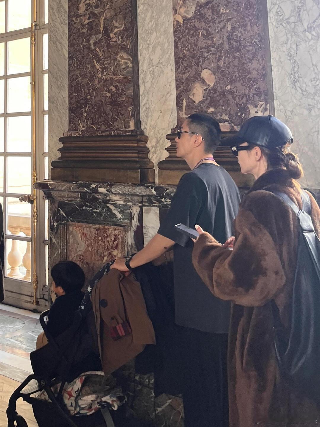 巴黎凡赛尔宫偶遇戚薇李承铉一家三口网友在巴黎凡赛尔宫偶遇戚薇李承铉一家三口，弟弟