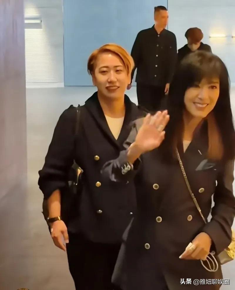 72岁的米雪出席某活动现场，长直发的她还是很显年轻的，人重要的是精气神，体态，她