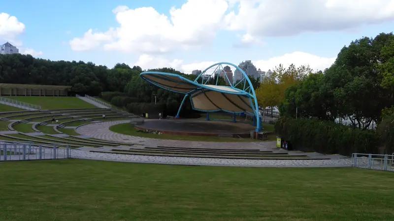 春日踏青，有不少好去处。在上海，浦东横沔公园是个宝藏地，8000平方米的水上森林