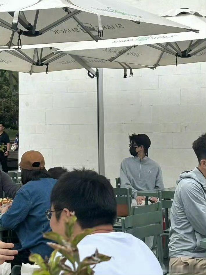 网友阿那亚偶遇杨洋，灰色卫衣造型在露天餐厅用餐，等餐途中还会看看手机冲浪🏄🏻