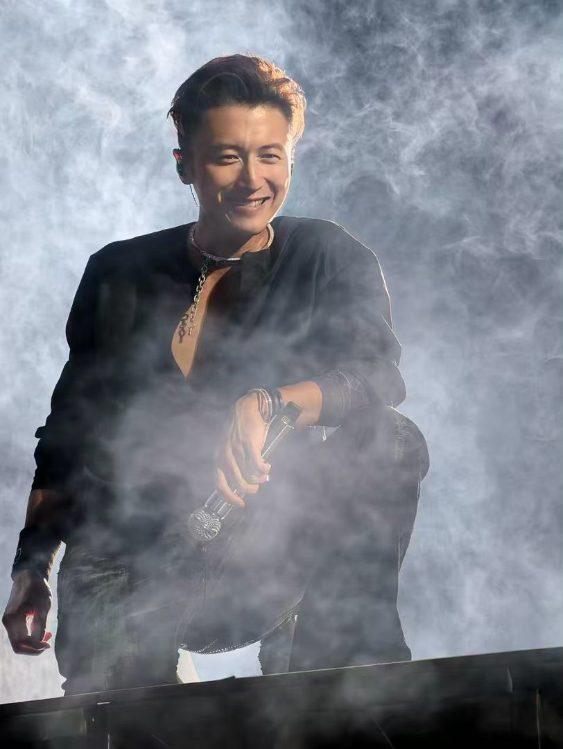 谢霆锋把耳麦扔了 别人演唱会出状况：慌张。谢霆锋演唱会出状况：直接扔掉，继续唱。