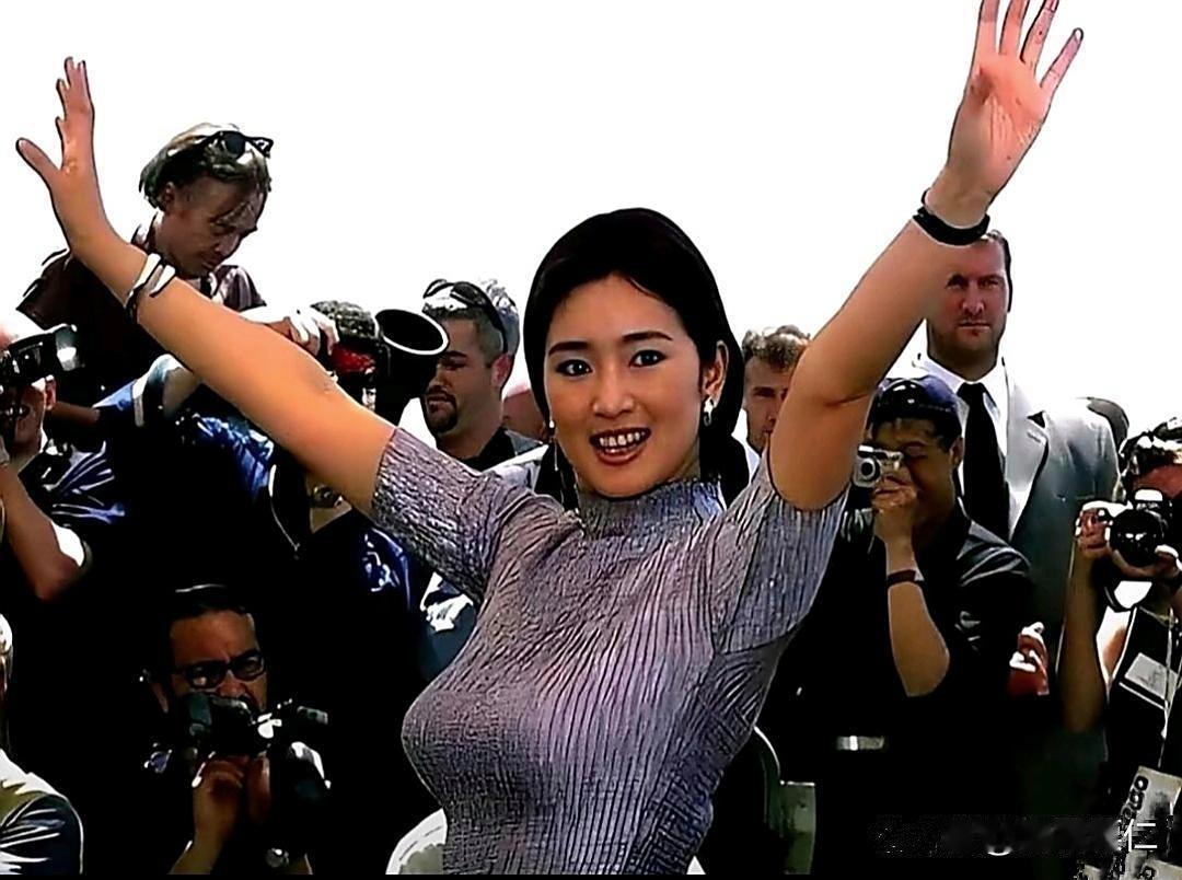 19岁的巩俐满是青涩却难掩锋芒，眉眼间藏着未经雕琢的英气，那股天然的灵动与韧劲，