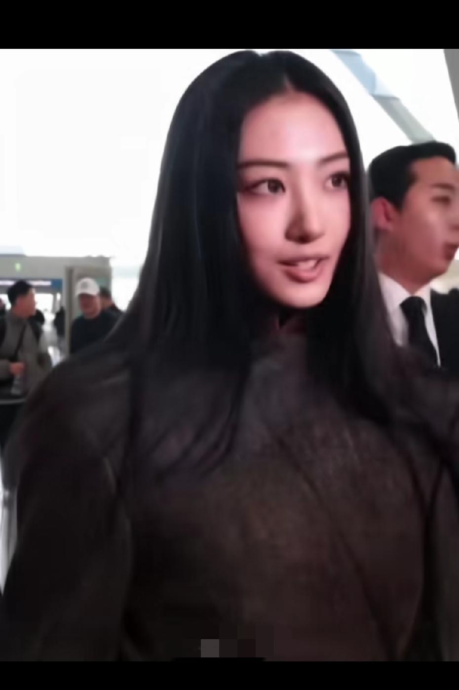 听说今年的港姐-李嘉元  扑面而来的高级感，一看就有钱那种……
这颜值真的顶，有
