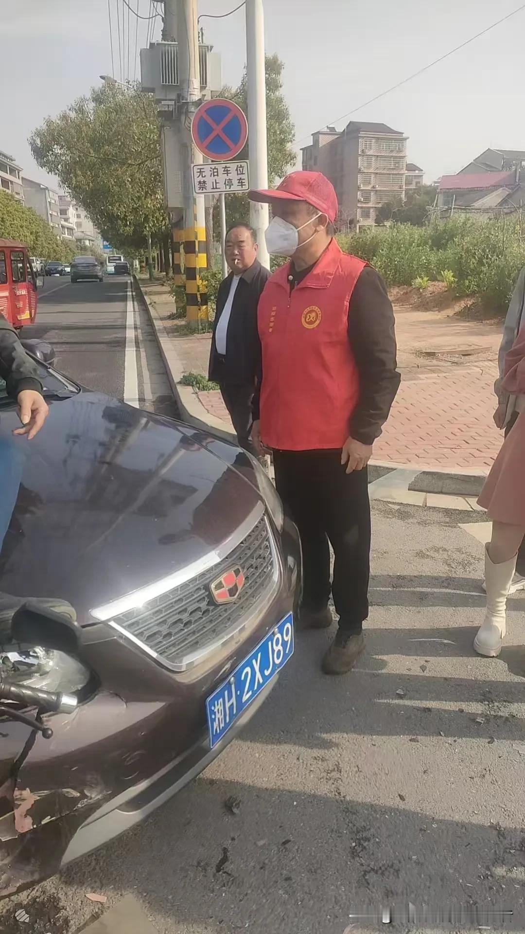 4月3日上午8点20分左右，沧水铺镇教育路与剧院路口处，发生一起小车与摩托车相撞