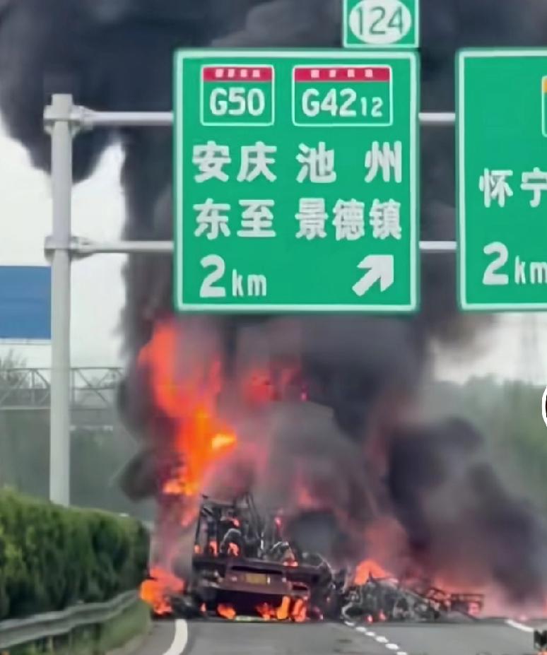睁开眼，在抖音中看到这视频，心里一紧。看路牌发生在安徽路段。看文字，说装的电瓶车
