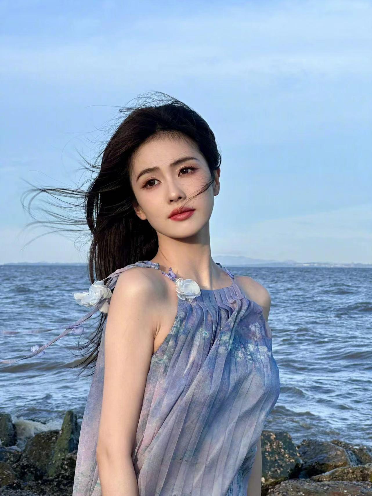 #白鹿海边九宫格##白鹿紫色花朵裙#白鹿紫色花朵裙，太美了 ​​​