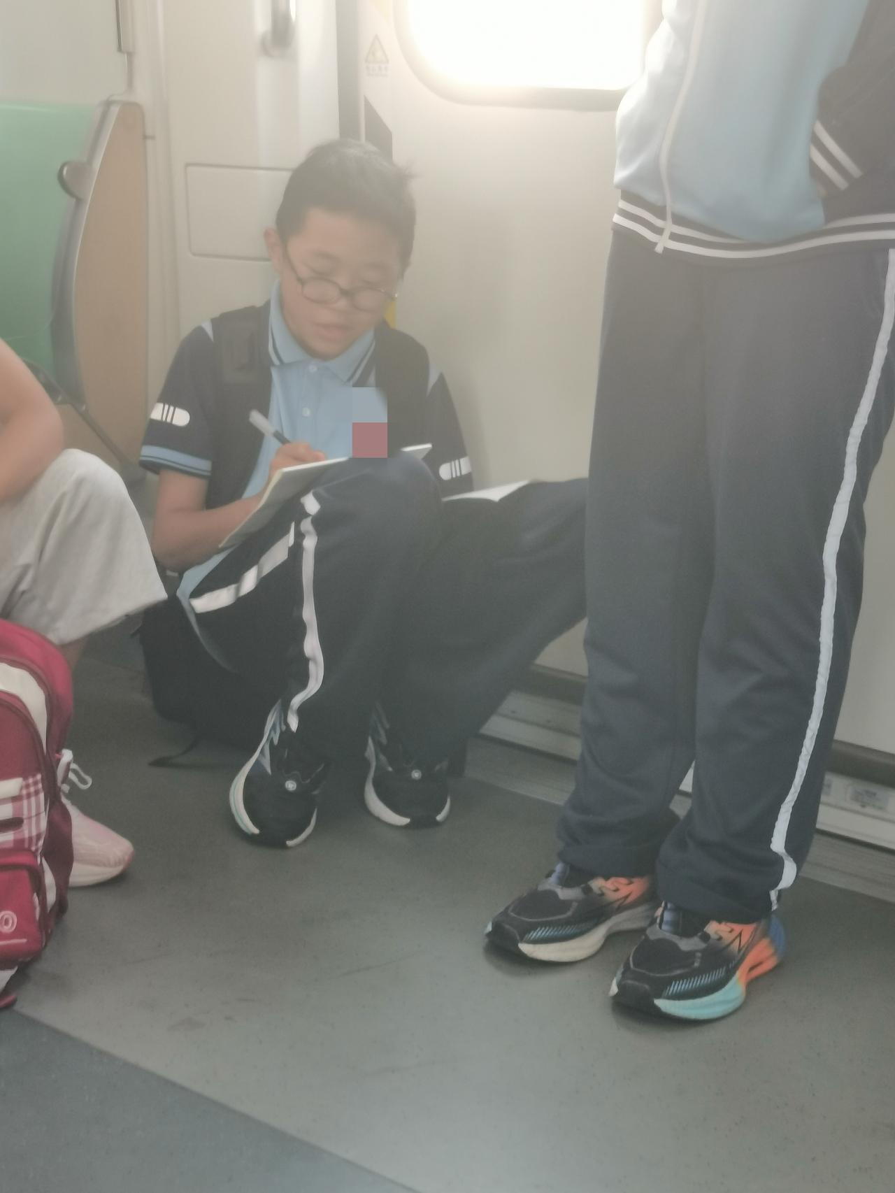 奋笔疾书。
咱大青岛的好少年，地铁上抓紧写英语，这是瞄着清北去的吗？[呲牙]